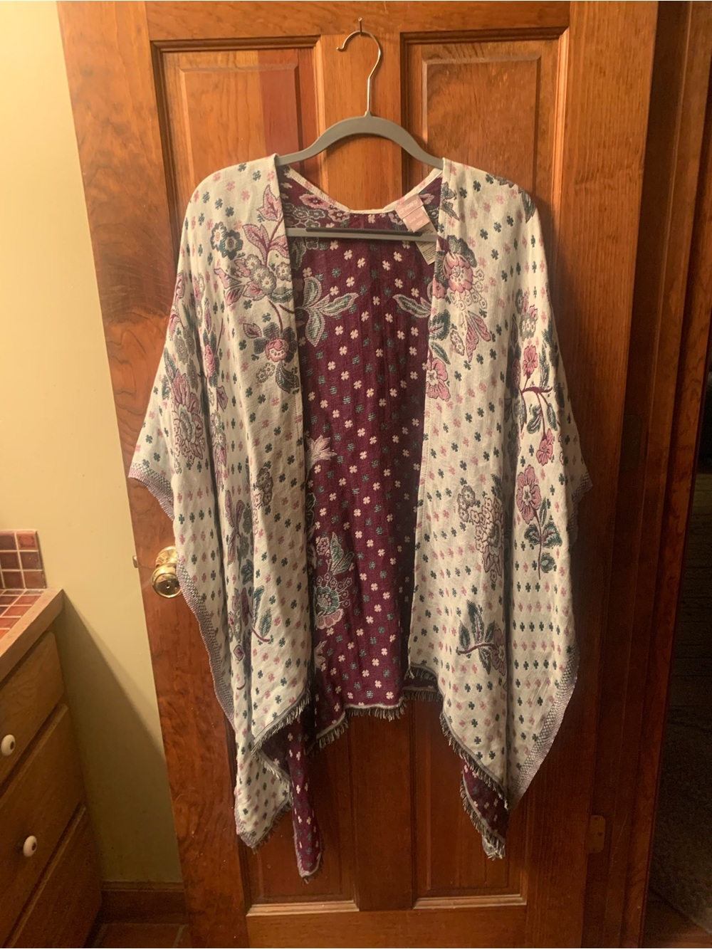 Chico's NEW NEVER WORN, REVERSIBLE Ruana wrap. ONE SIZE, fringe on bottom.